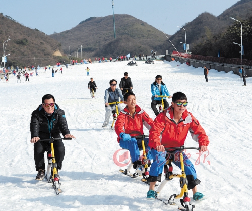 瀏陽<a href=http://m.917925.com/daweishanhuaxuechang/>大圍山野外滑雪場</a>高山滑雪騎雪地單車