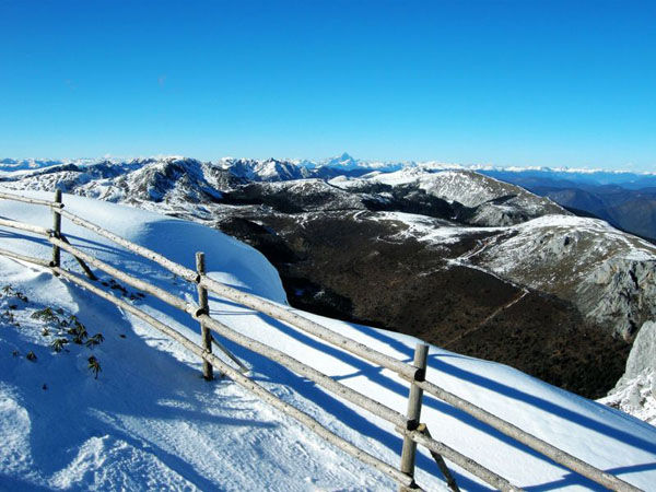 香格里拉石卡雪山海拔多少