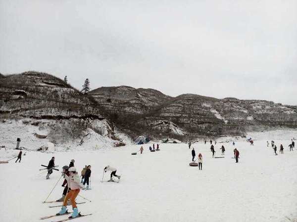 長沙到江西銅鼓七星嶺野外滑雪場一日游