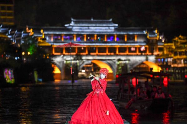 鳳凰古城中國(guó)第一個(gè)造型藝術(shù)旅游船項(xiàng)目泛舟夜游湘見(jiàn)沱江